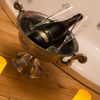 Bouteille de champagne avec 2 coupes pour séjour romantique à Theux