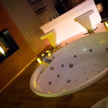 Jacuzzi vide entouré de bougies pour soirée romantique